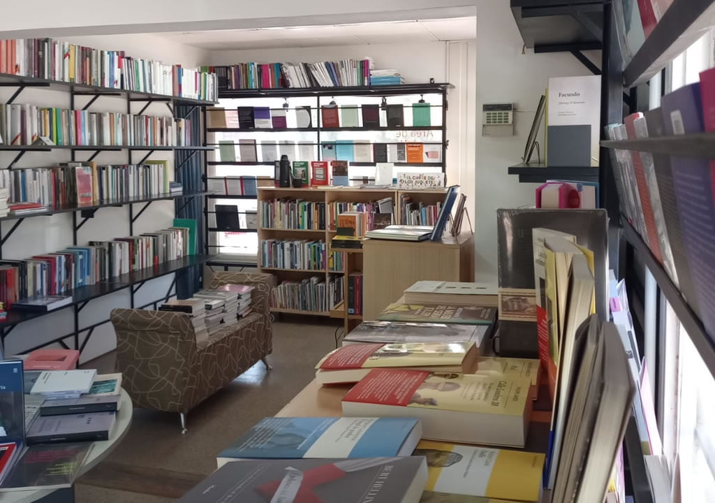 Interior de Librería Universitaria, con libros