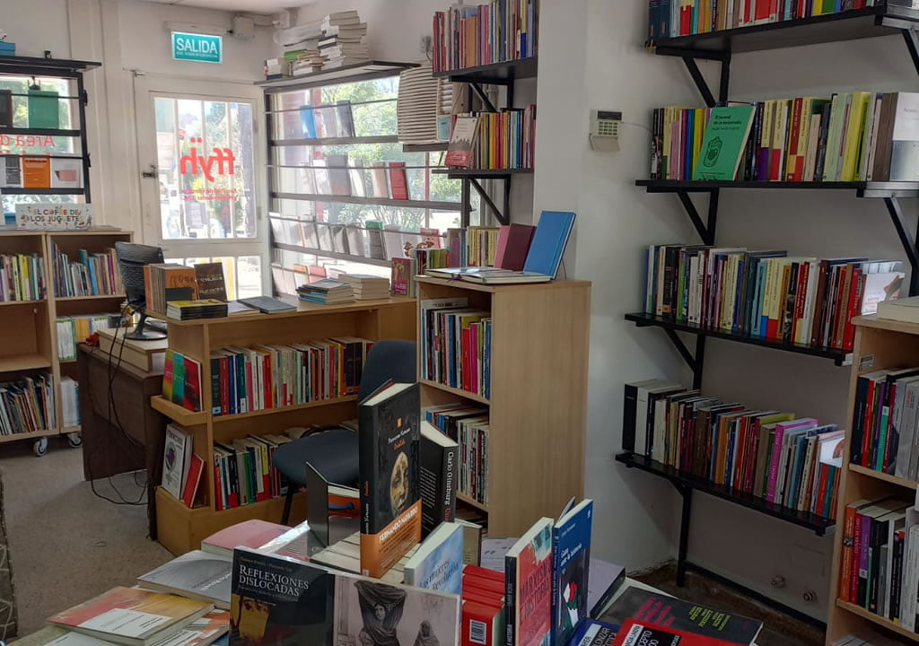 Interior de Librería Universitaria, con libros