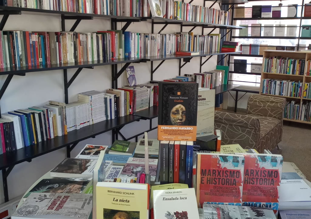 Interior de Librería Universitaria, con libros