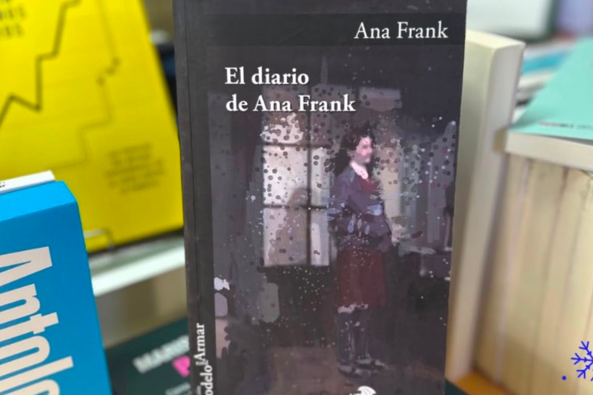Portada del libro "El diario de Ana Frank" de Editorial Gárgola exhibida en una librería.